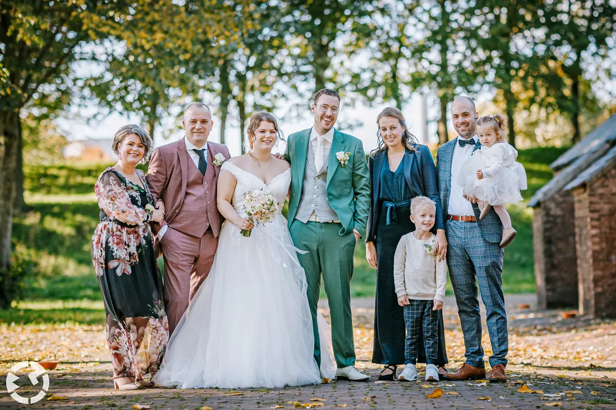 Geposeerde familiefoto met bruid en bruidegom bij het Cachot in Raamsdonksveer.