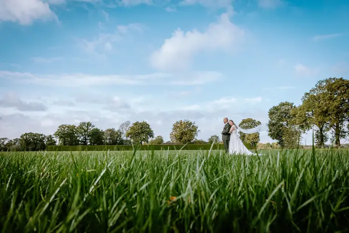 Reportagefoto van een bruidspaar in een weiland in Chaam.