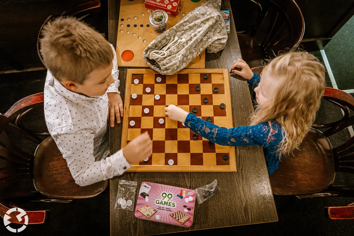 Jonge en meisje van bovenaf dammen tijden de receptie.