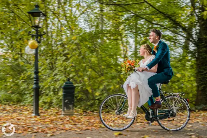 Bruidspaar komt aan op een fiets in het bos | Gelderland