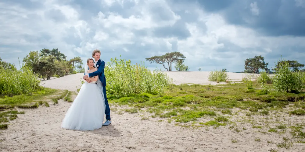 Bruidspaar poseert in de Soester Duinen voor een bruidsreportage