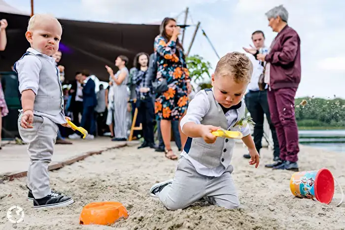 Trouwen bij het Houtse Meer: bruidskindjes spelen op het strand van het Houtse Meer.