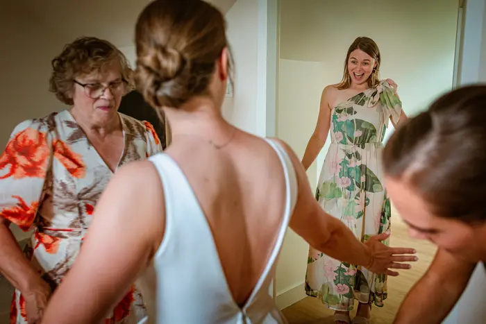 Niet geposeerde bruidsfotogfie.