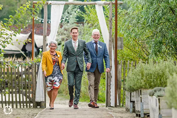 Trouwen bij Het Houtse Meer: Bruidegom met zijn ouders.