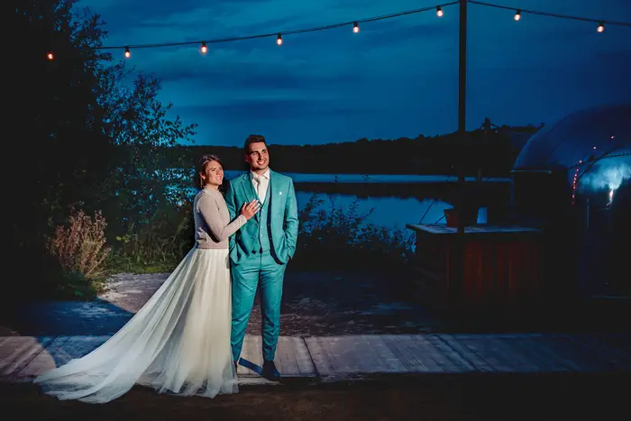 Bruidsreportage aan het strand van het Houtse Meer in Oosterhout.