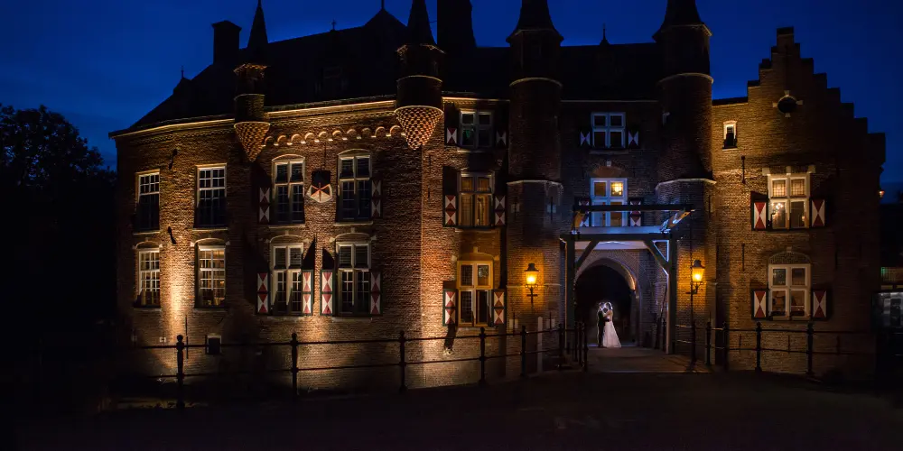 Bruidspaar reportage in de avond bij Kasteel Maurick in Vught