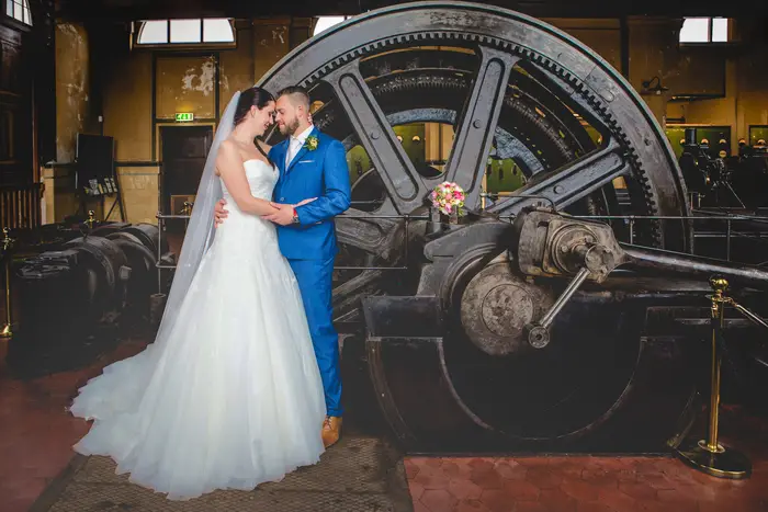 Bruidsreportage in Oisterwijk bij de stoommachine van de Leerfabriek.