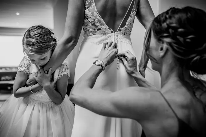 Foto met echte emotie gefotografeerd door bruidsfotograaf in Oisterwijk.