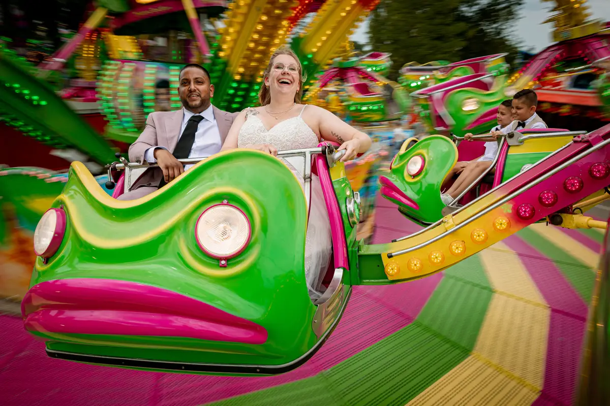 Bruidsfotograaf op de Tilburgse Kermis.
