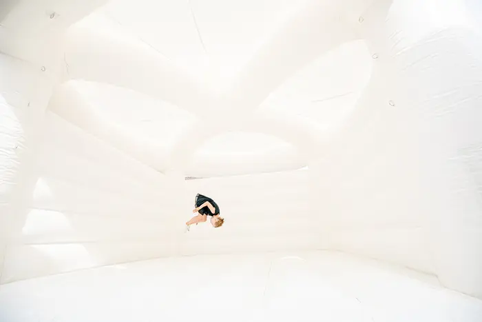 Creatieve kijk op bruiloft door twee bruidsfotografen.