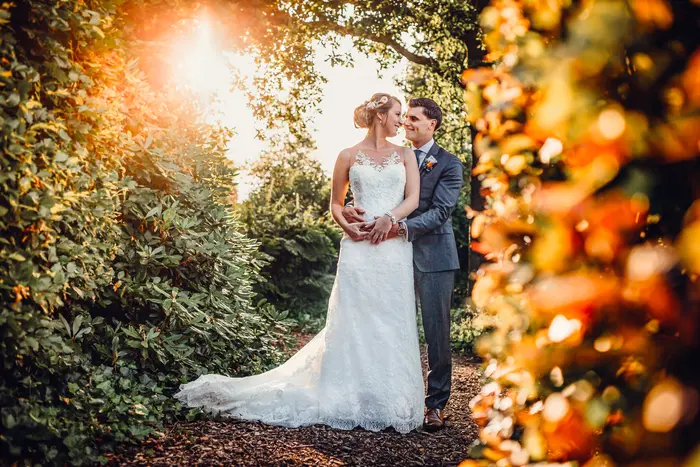 Bruidsreportage bij kasteel Maurick in de avondzon.