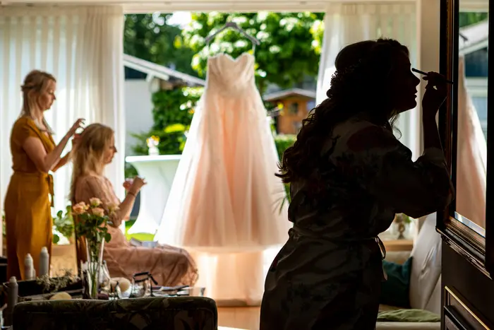 Bruidsfotograaf Udenhout bij bruid in de ochtend.
