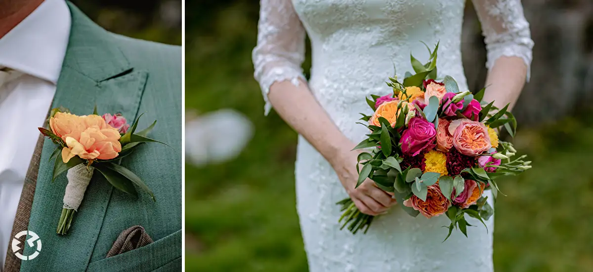 Corsage en bruidsboeket met Engelse rozen in de kleuren perzik en hardroze.