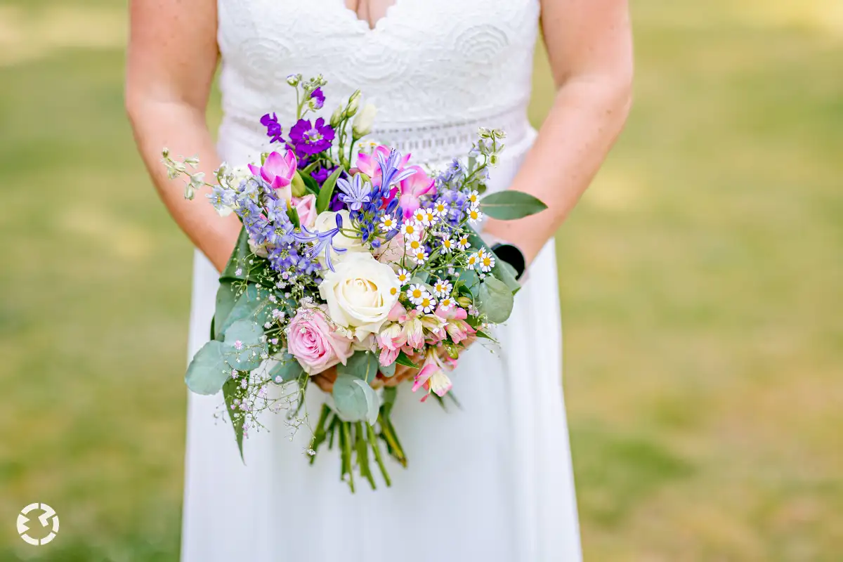 Een pastelkleurig bruidsboeket met delicate bloemen voor een lente bruiloft