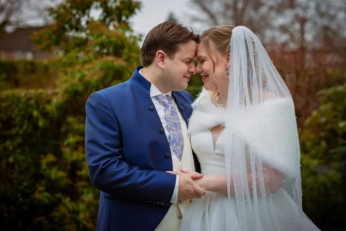 Bruidspaar kijkt elkaar innig aan voor een niet geposeerde trouwfoto