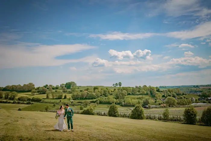 Bruidspaar in het heuvelachtig landschap van Limburg