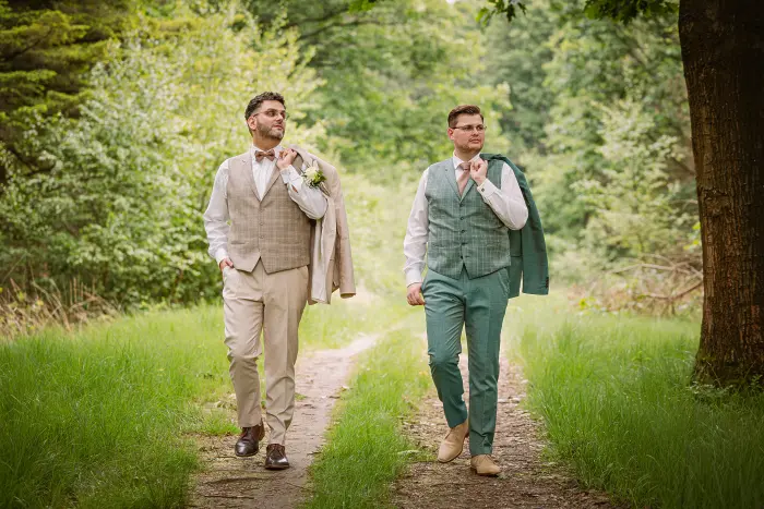 2 heren trouwen op bruiloft - lopen tijdens fotoshoot