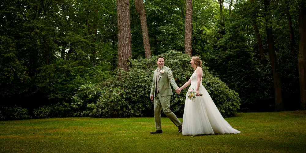 Bruidspaar tijdens fotoshoot reportage wandelend rustige fotograaf