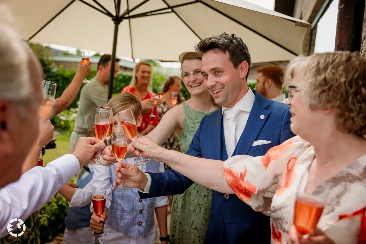 Bruidegom toast op de bruiloft met vrienden en familie | Trouwen bij Het Houtse Meer