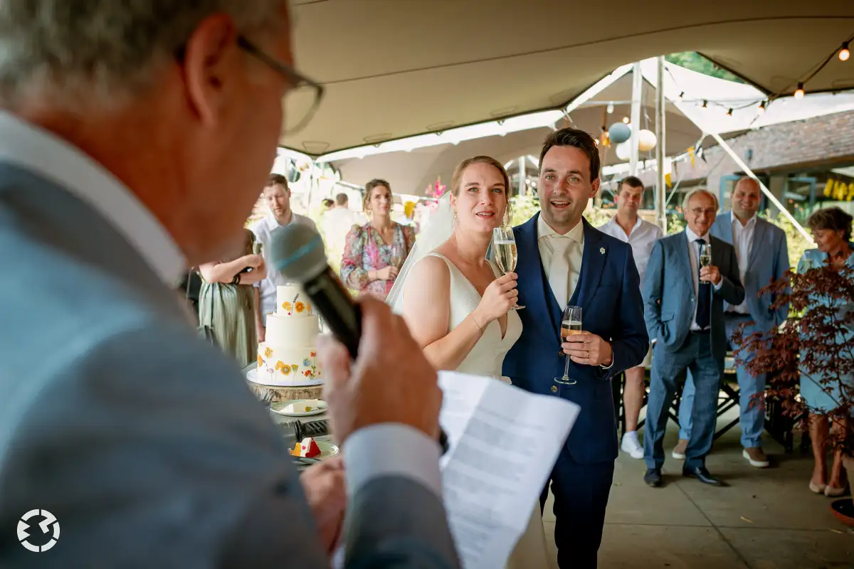 Speech van vader met emotionele momenten gefotografeerd door Met Licht Geschreven bruidsfotografie