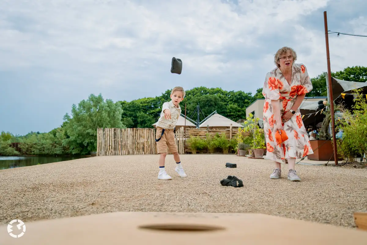 Spelen op het strand bij Het Houtse Meer tijdens bruiloft
