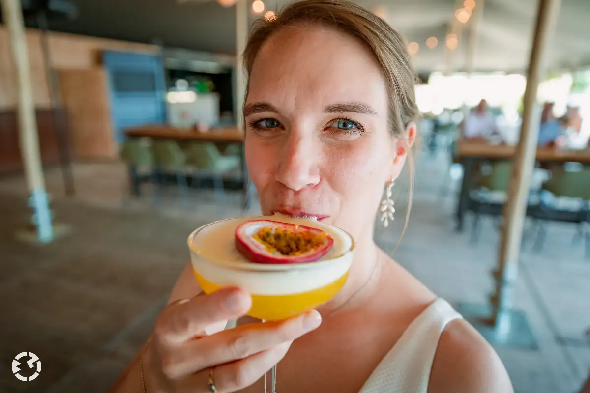 Bruid drinkt drankje en spontane fotografie trouwfotograaf