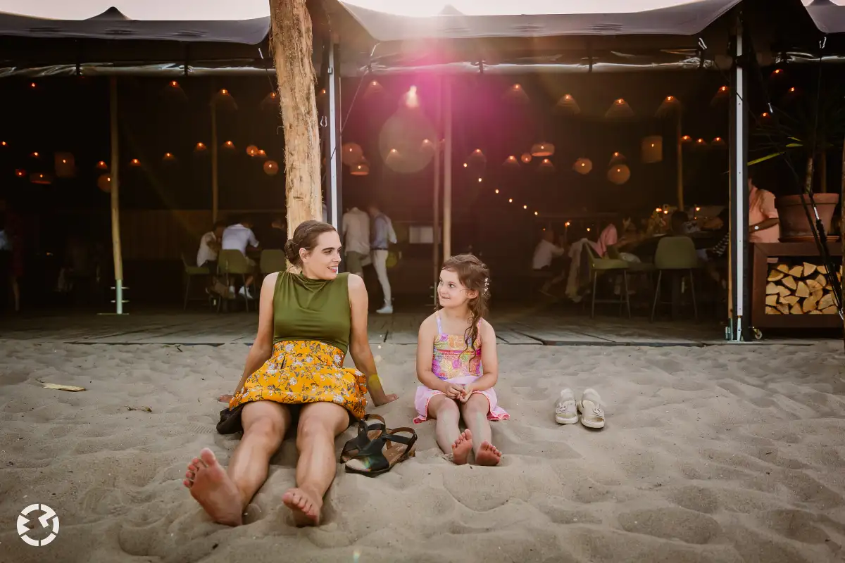 Zonnetje en relaxte gasten tijdens spontane trouwfotografie met 2 bruidsfotografen