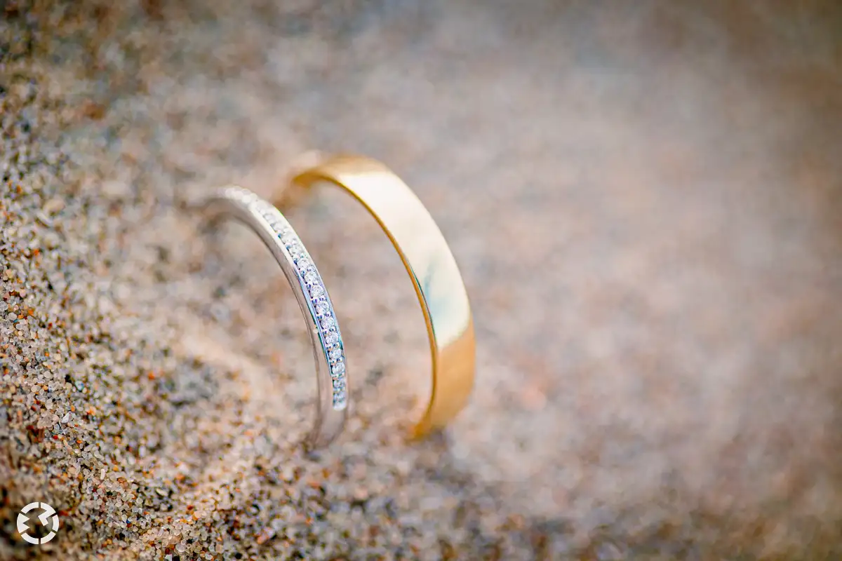 Ringen in het zand | unieke fotografie trouwfotograaf Tilburg Waalwijk Breda Den Bosch