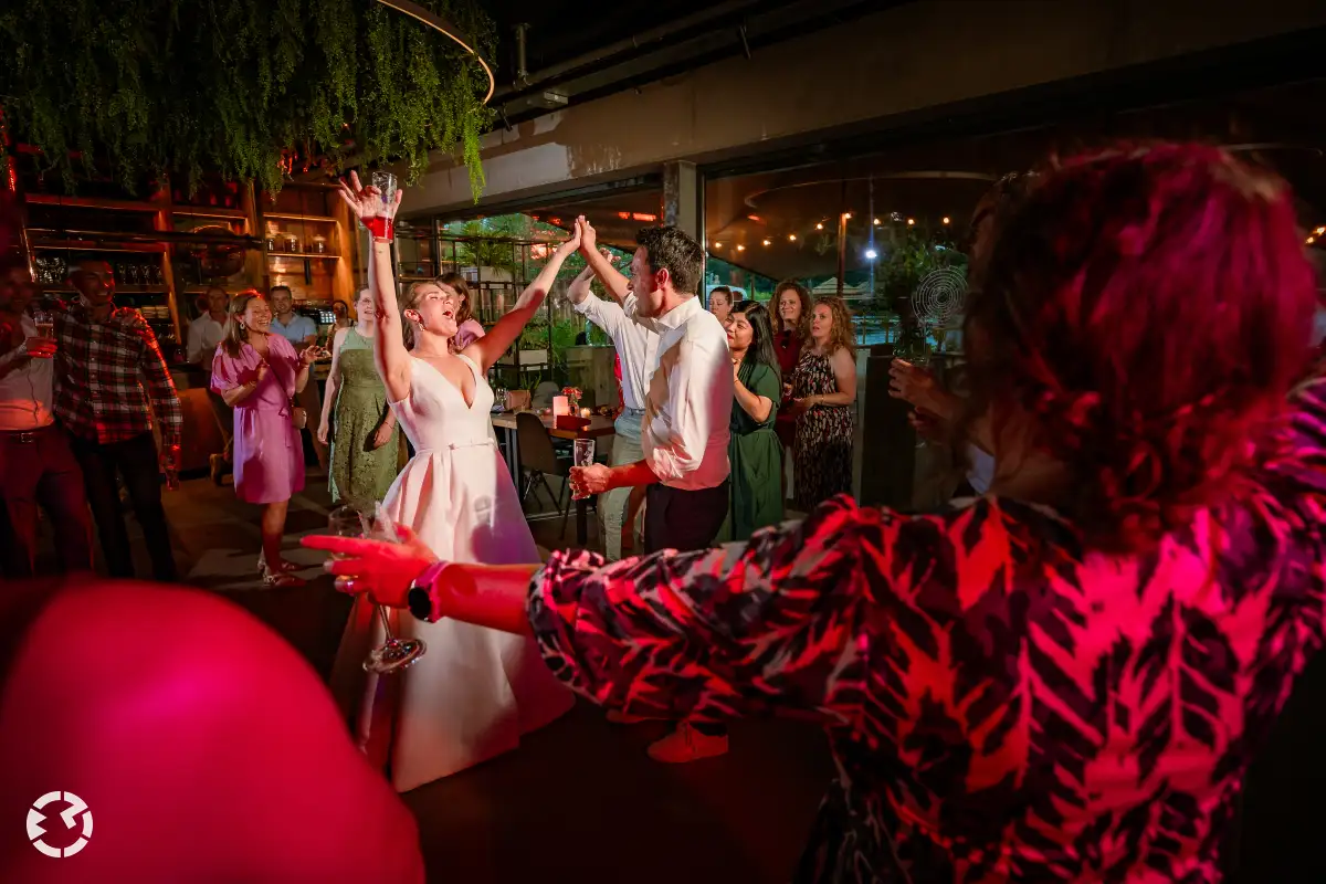 Feest bij Het Houtse Meer gefotografeerd door professionele trouwfotograaf bruidsfotograaf Waalwijk Tilburg Breda