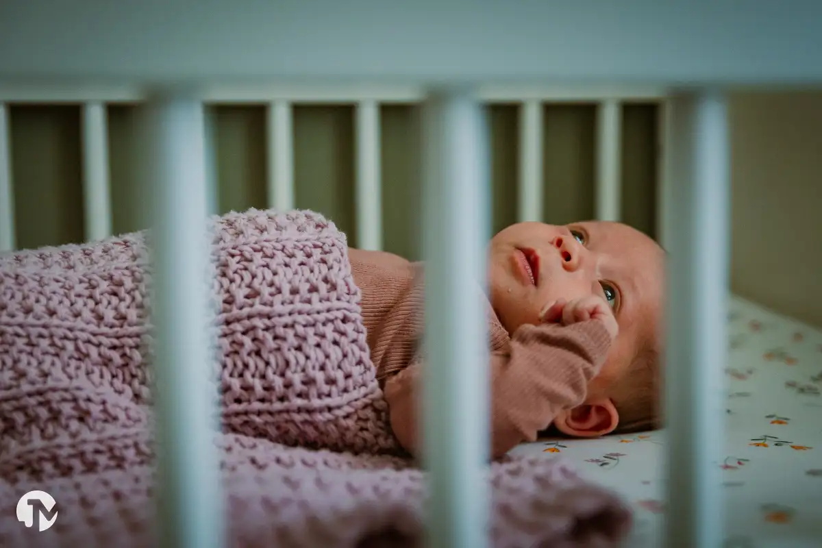 Babyshoot thuis waar de baby in eigen bedje kan liggen.