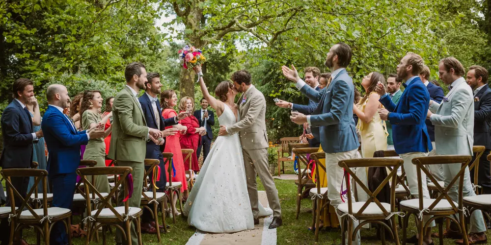 Bruidspaar kust elkaar bij de trouwceremonie bij een bed and breakfast in Well