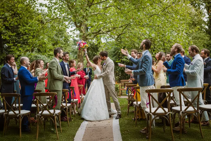 Bruidspaar kust elkaar bij de trouwceremonie bij een bed and breakfast in Well