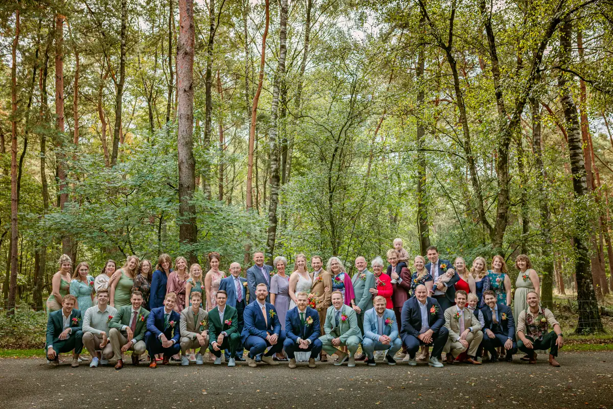Bruidsfoto met alle gasten die aanwezig waren op de bruiloft