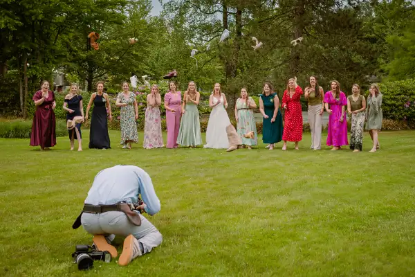Groep vrouwen gooien voor een spontane foto hun schoen naar de fotograaf.