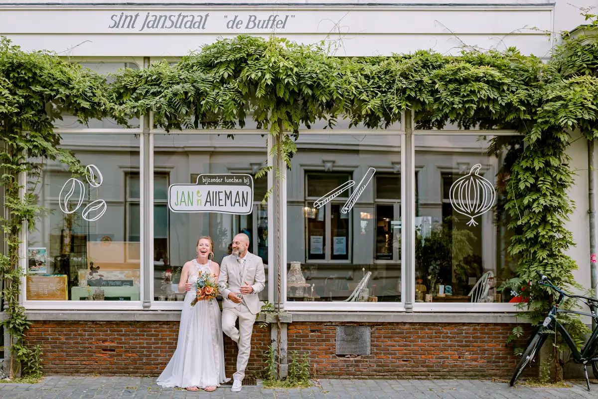 bruidsfotoreportage in de stad Breda bij Jan en Alleman in de Sint Janstraat.