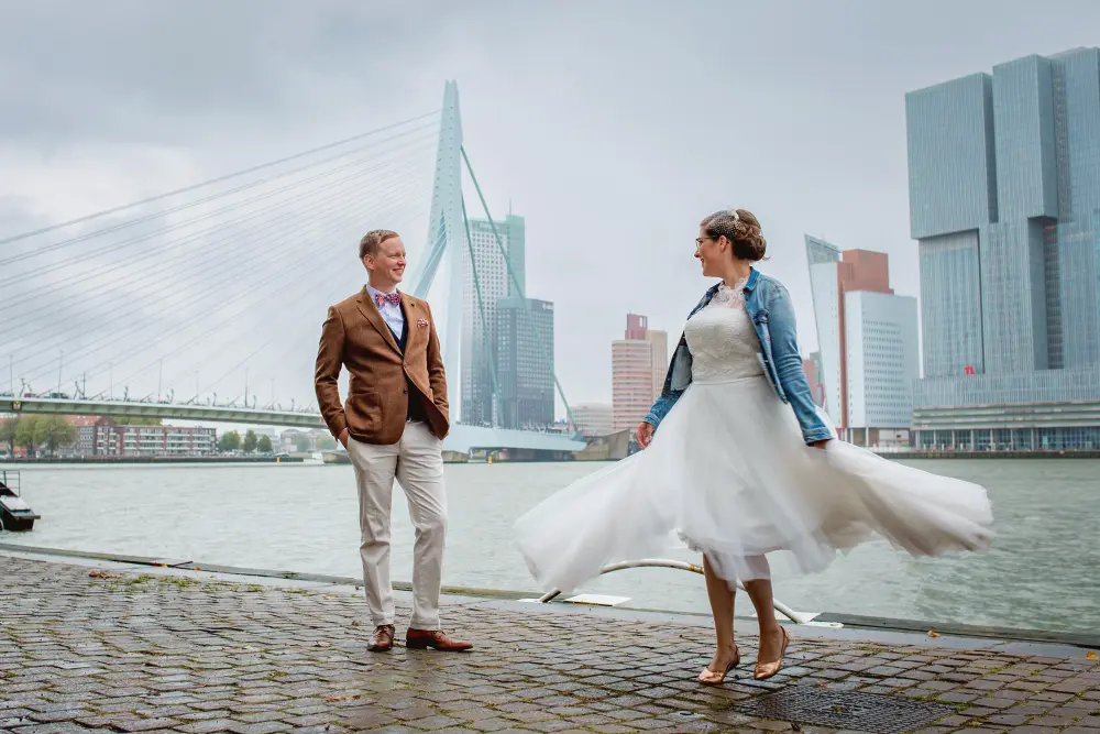 Bruidspaar heeft hun bruidsreportage bij de Erasmusbrug in de stad Rotterdam
