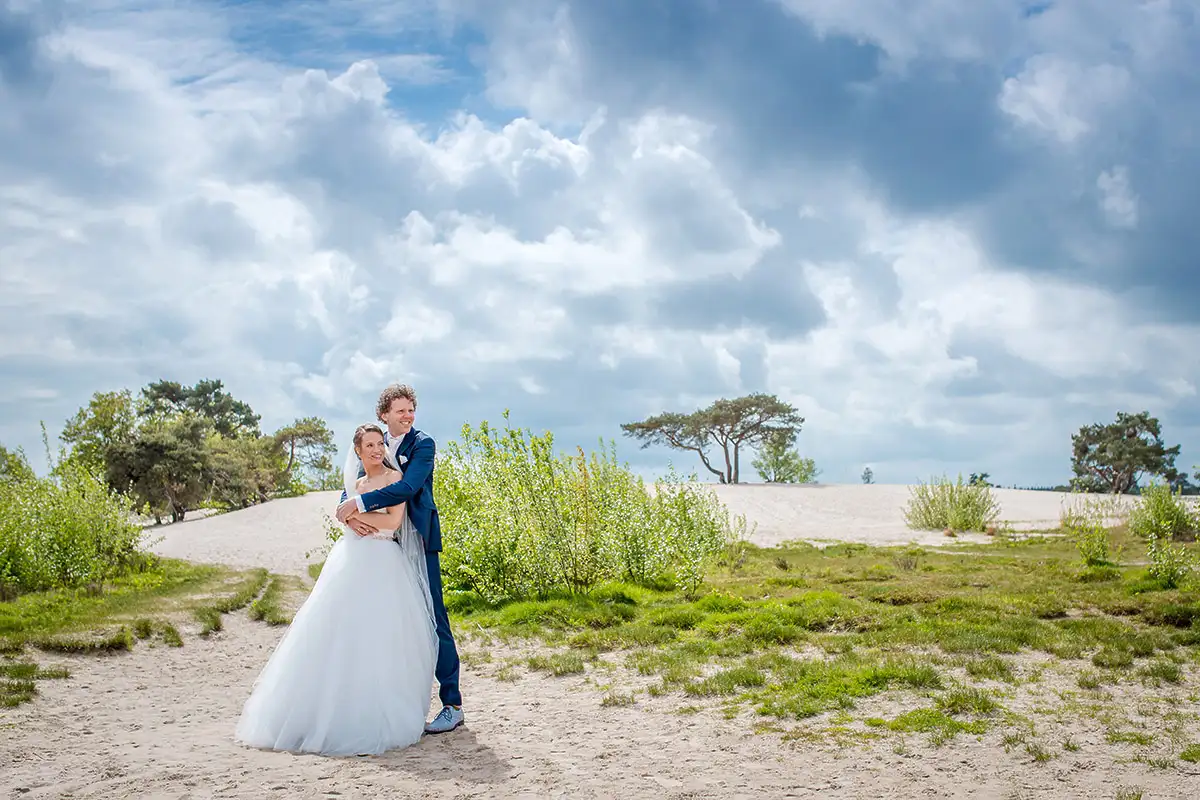 bruidsreportage in de natuur door twee fotografen vastgelegd in Soest