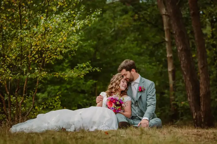 Fotoshoot bruidspaar in de natuur