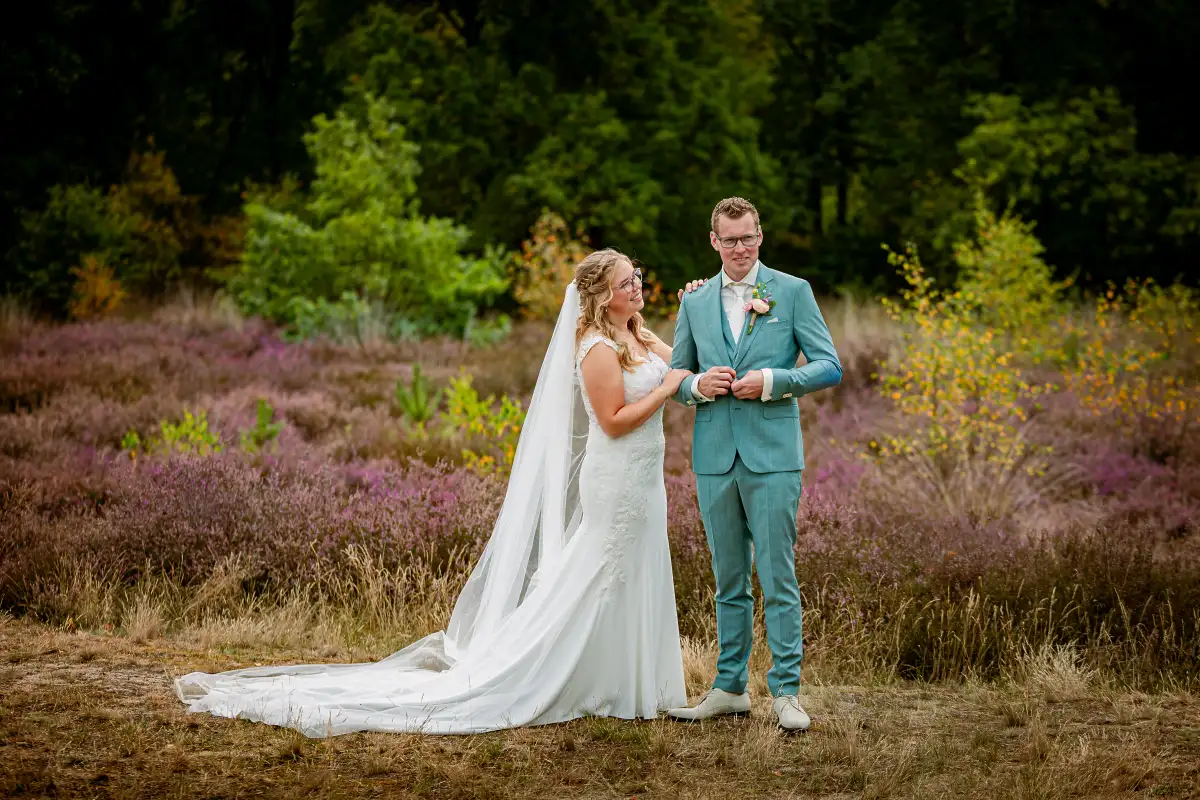 Bruidsfoto met bruidspaar tussen de heide