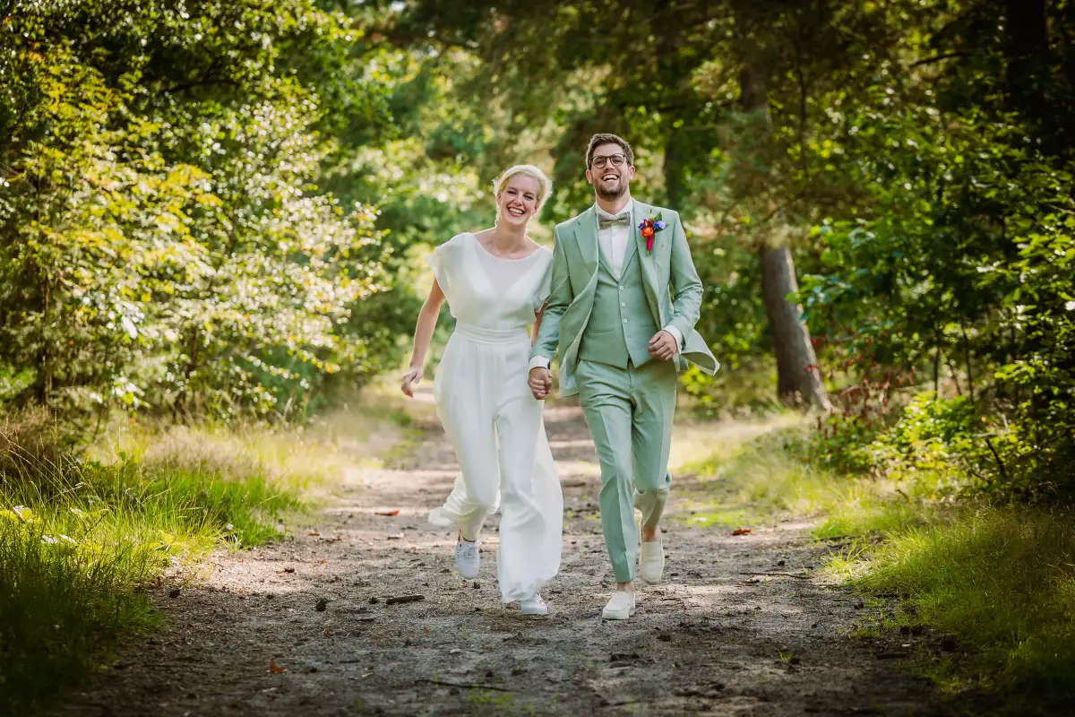 Kleurrijke ontspannen trouwfoto in de natuur in groene omgeving.