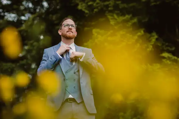 Bruidegom alleen tijdens een fotoshoot in de natuur.