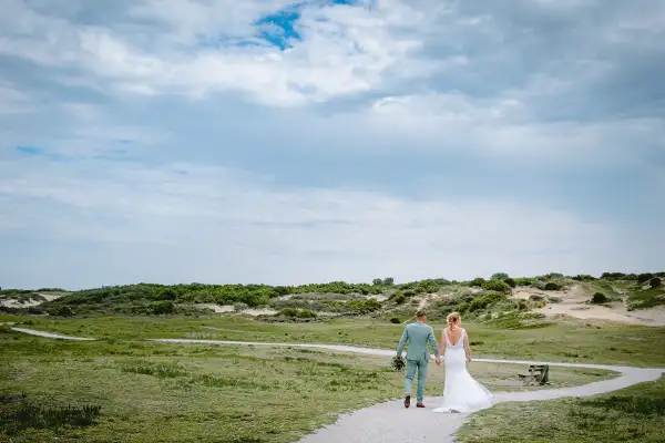 Trouwfoto in de duinen aan zee.