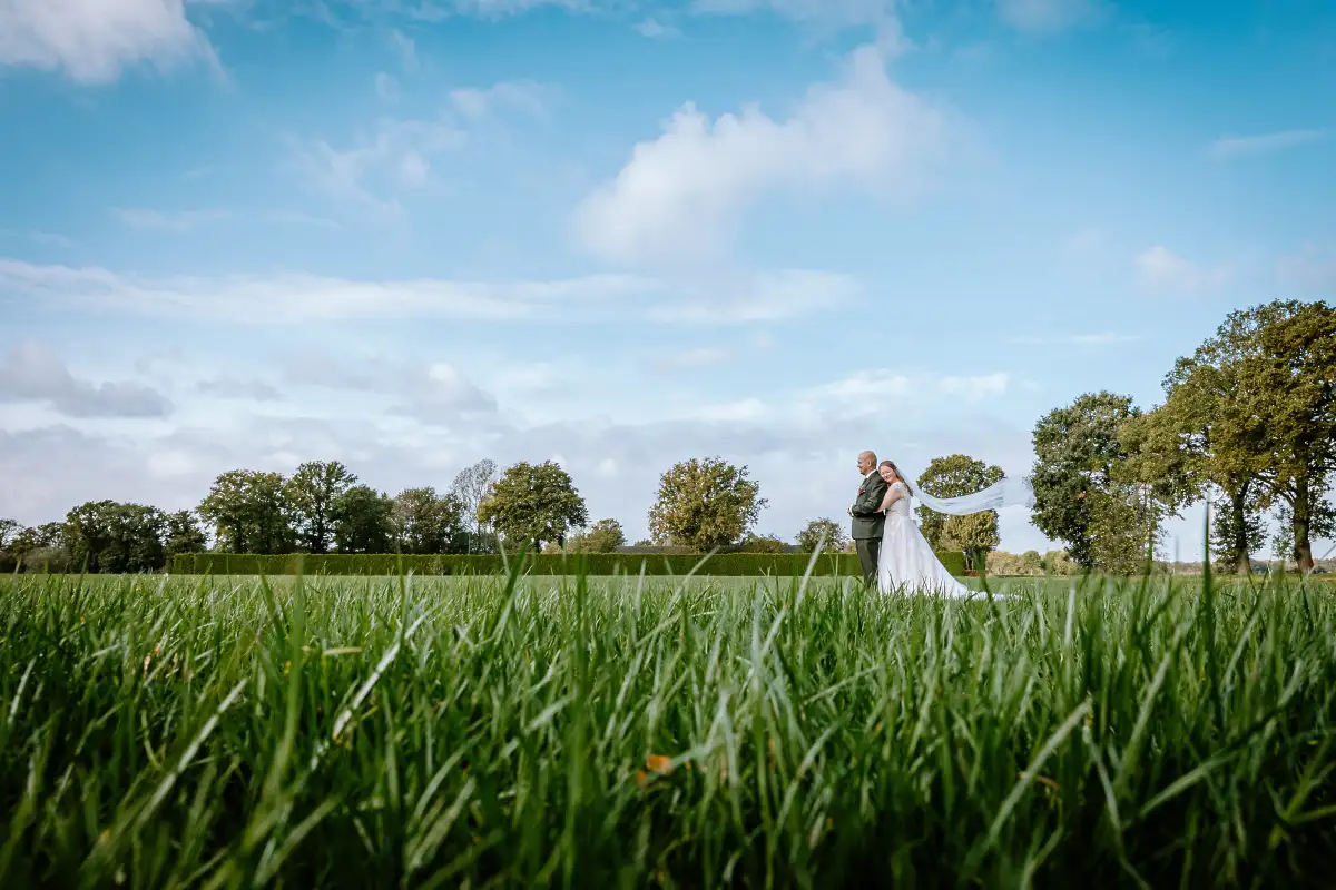 trouwreportage in de natuur op een groot veld in Brabant.