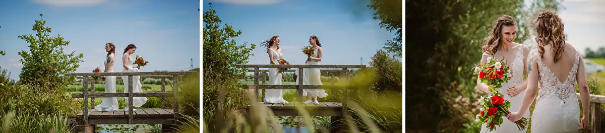 Twee bruiden hebben hun eerste ontmoeting op een bruggetje in de zomer.