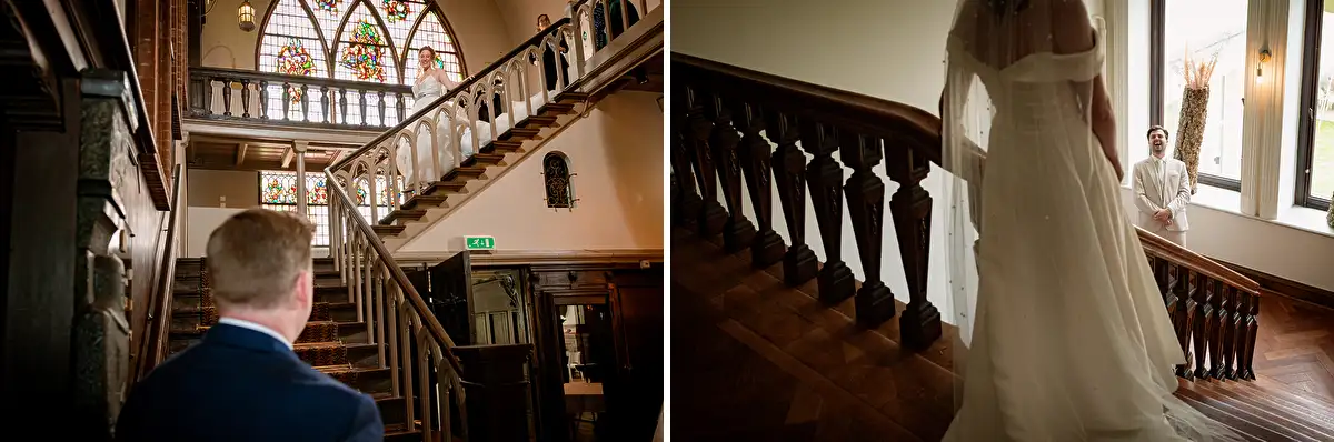 First look op een grote trap in een kasteel, bruidegom wacht beneden.