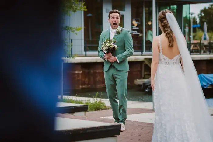 Bruidegom kijkt met open mond tijdens de eerste ontmoeting.