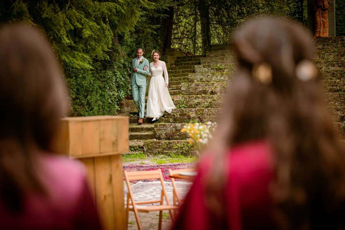 Bruidspaar komt op voor ceremonie in het Natuur Theater in Oisterwijk.