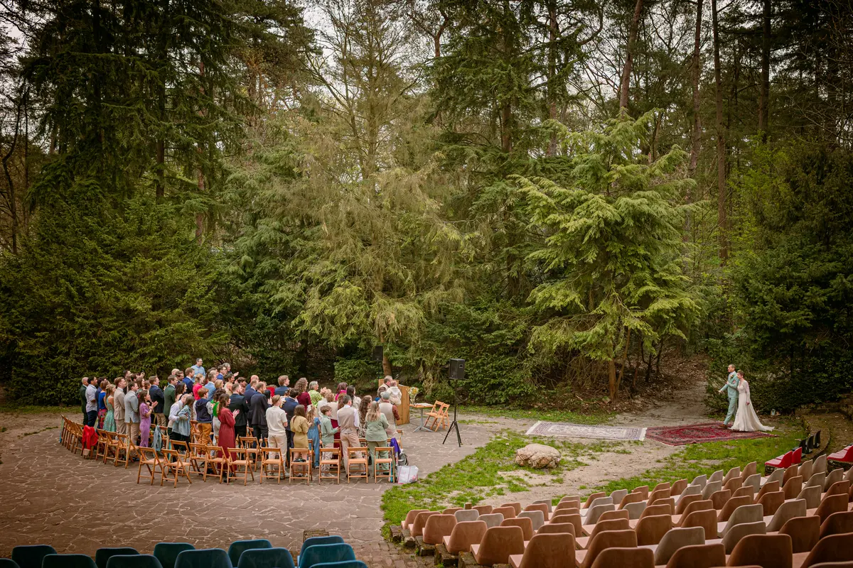 Overzichtsfoto van bruidspaar dat op komt voor de ceremonie in het Natuur Theater in Oisterwijk.