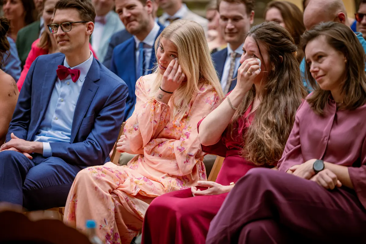 Gasten van de bruiloft met emotie gefotografeerd in het Natuur Theater.