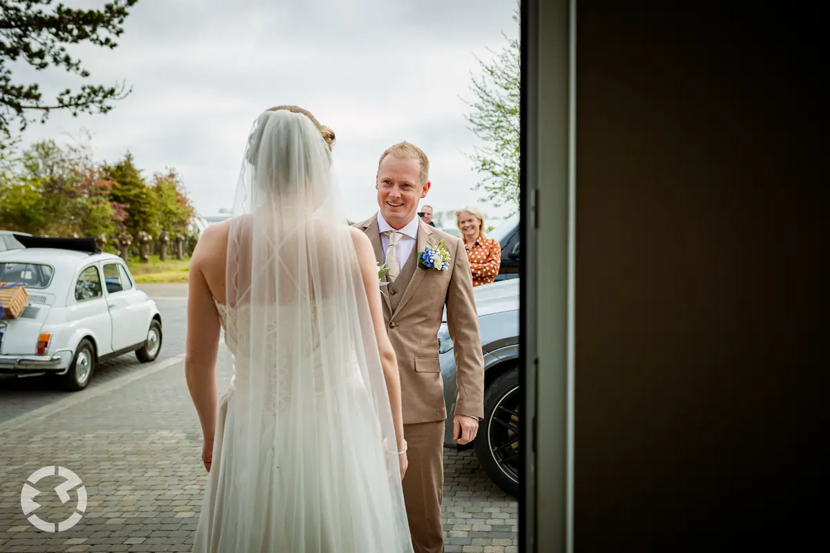 De eerste ontmoeting bij de voordeur van de bruid.